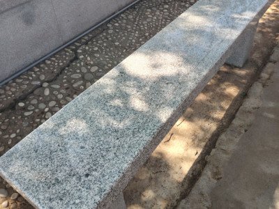 这种灰色的花岗岩长凳